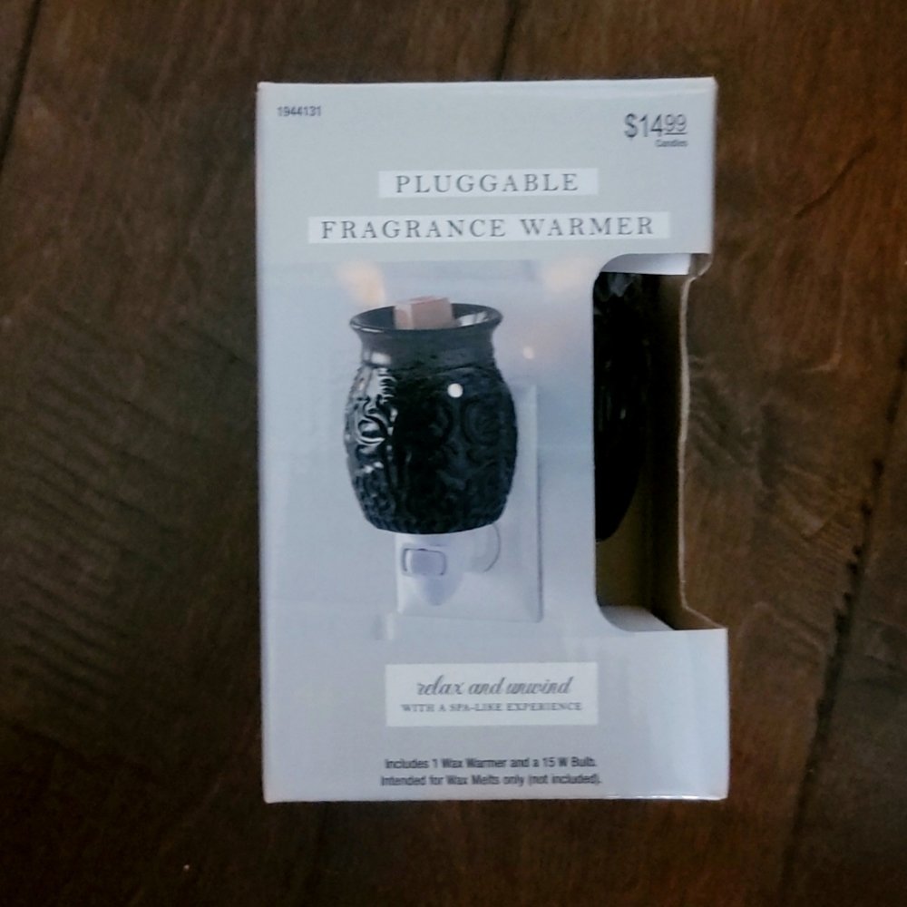 Pluggable fragrance warmer
